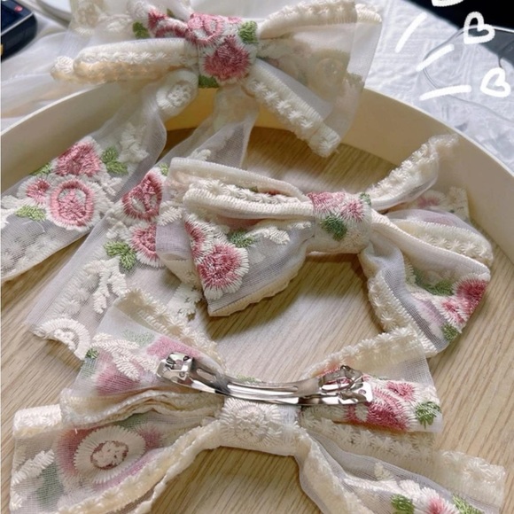 Floral Embroidered Mesh Floral Hair Clip - Picture 4 of 4